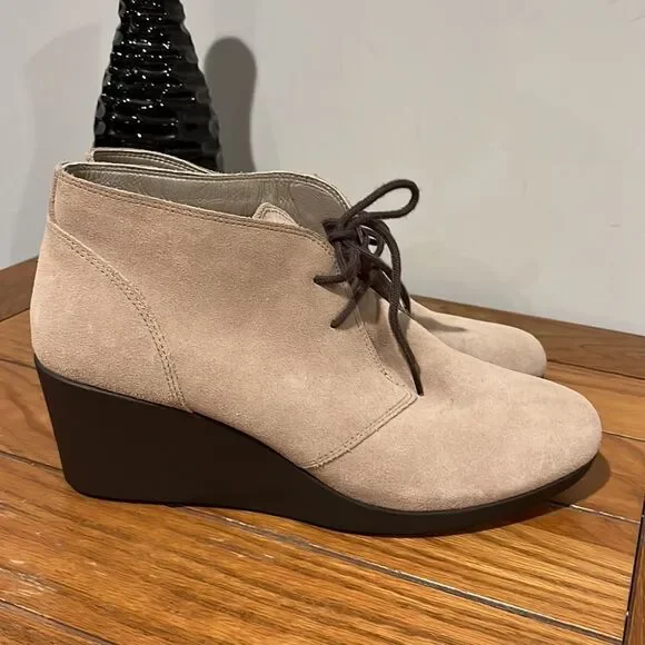 NWOT Crocs Leigh Suede Wedge Shootie Women’s Boot Size 11. - Picture 5 of 9